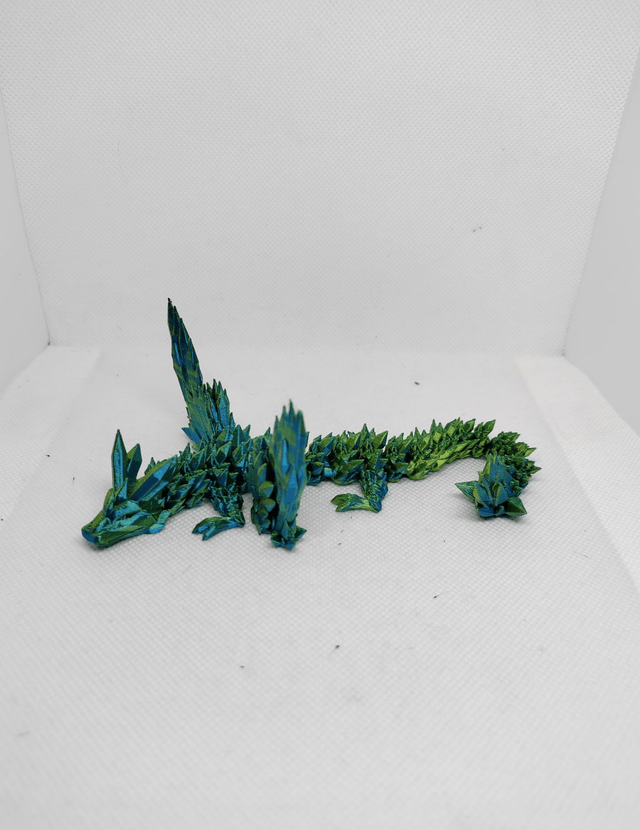 Bébé dragon cristal avec des ailes 