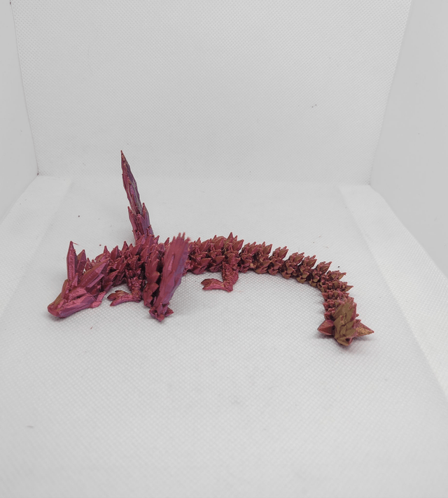 Bébé dragon cristal avec des ailes 