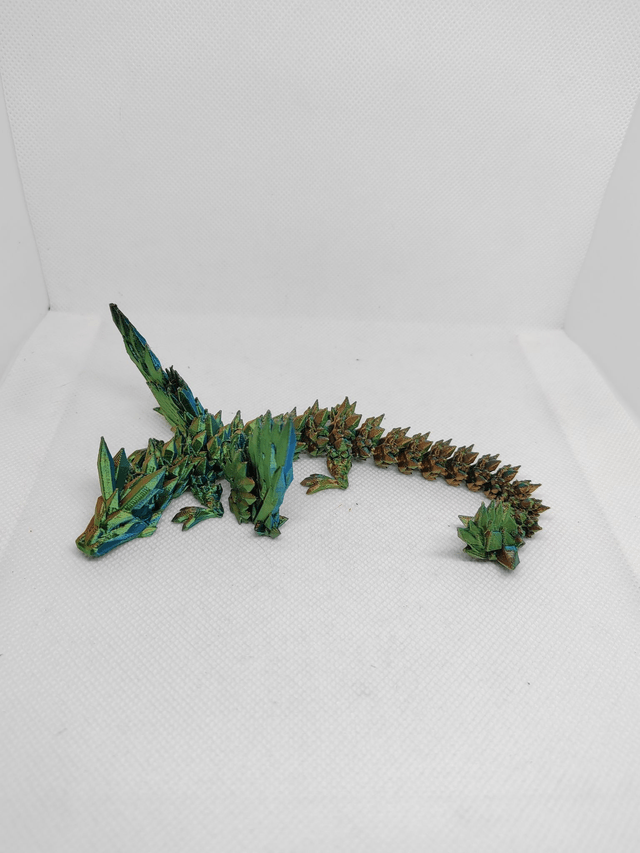Bébé dragon cristal avec des ailes