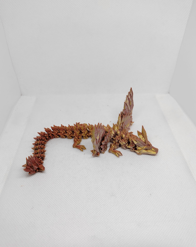 Bébé dragon cristal avec des ailes