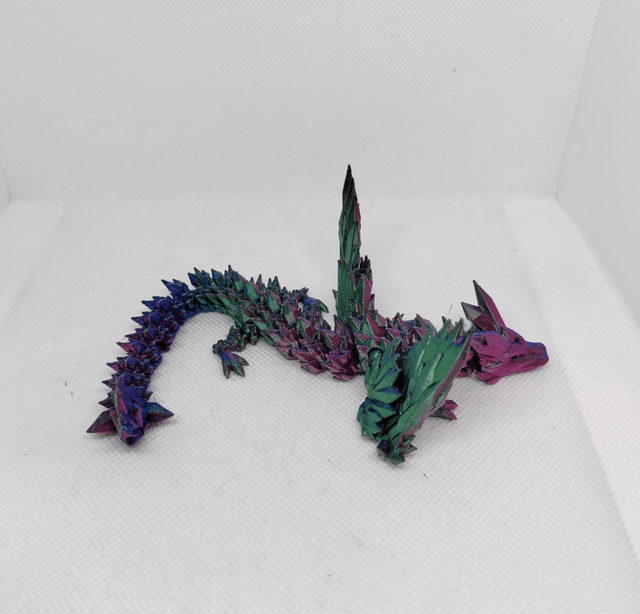 Bébé dragon cristal avec des ailes 