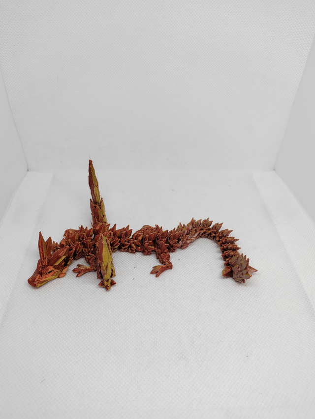 Bébé dragon cristal avec des ailes