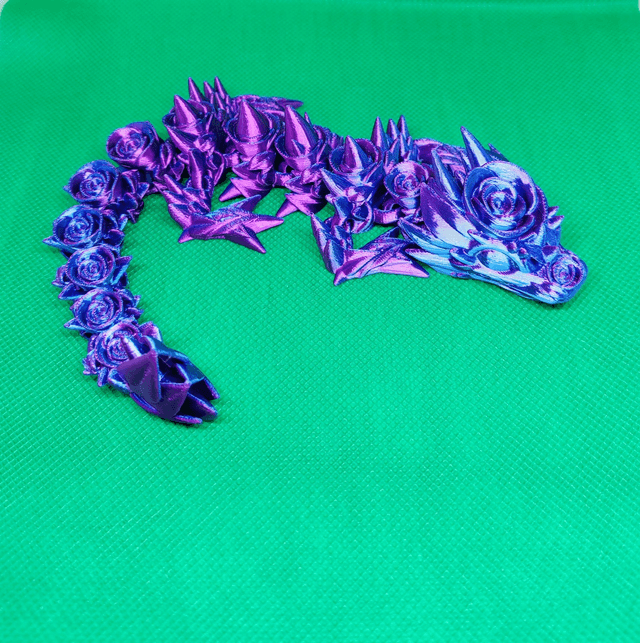 Bébé dragon roses
