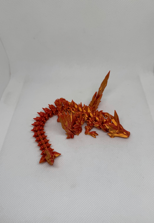 Bébé dragon cristal avec des ailes  