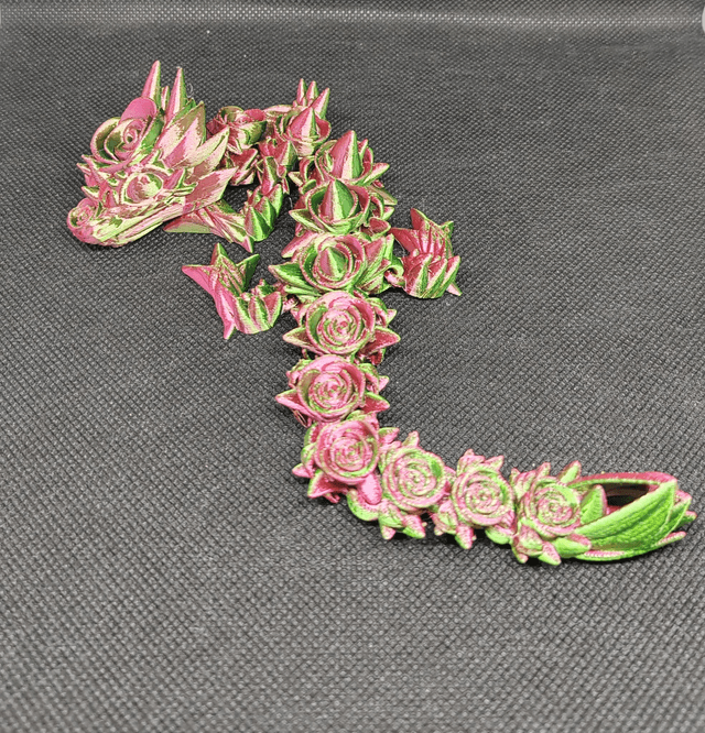 Bébé dragon roses