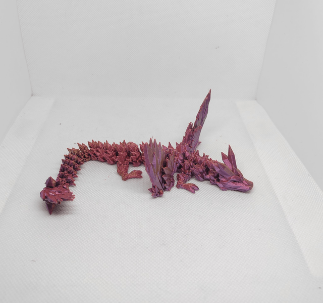 Bébé dragon cristal avec des ailes 