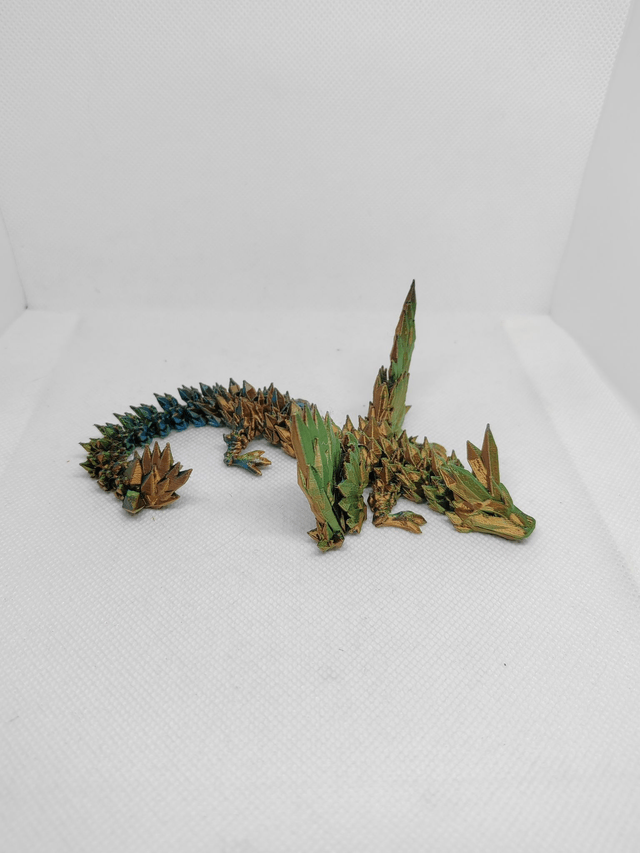 Bébé dragon cristal avec des ailes