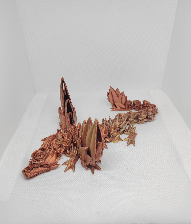 Dragon roses avec ailes