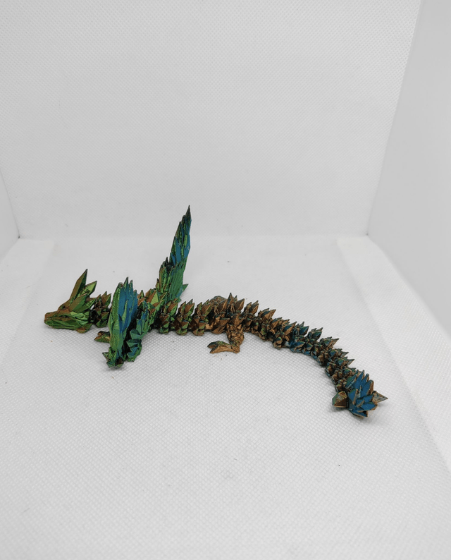 Bébé dragon cristal avec des ailes