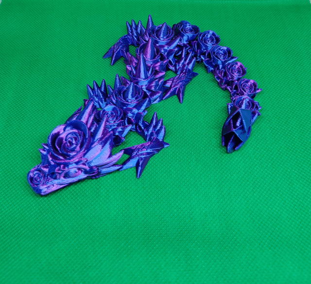 Bébé dragon roses