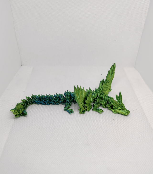 Bébé dragon cristal avec des ailes 