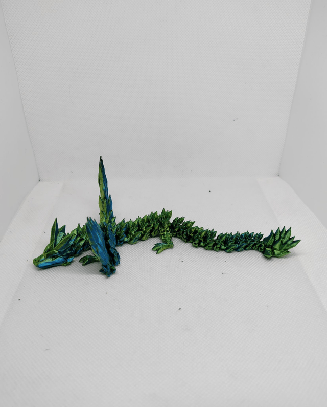 Bébé dragon cristal avec des ailes 