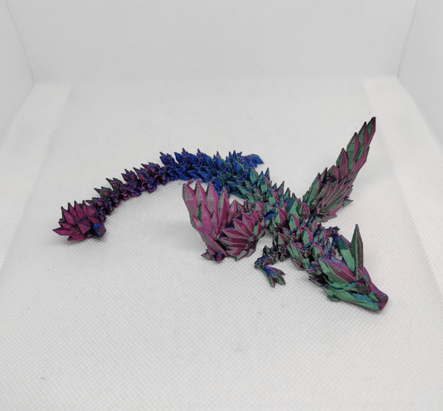 Bébé dragon cristal avec des ailes 