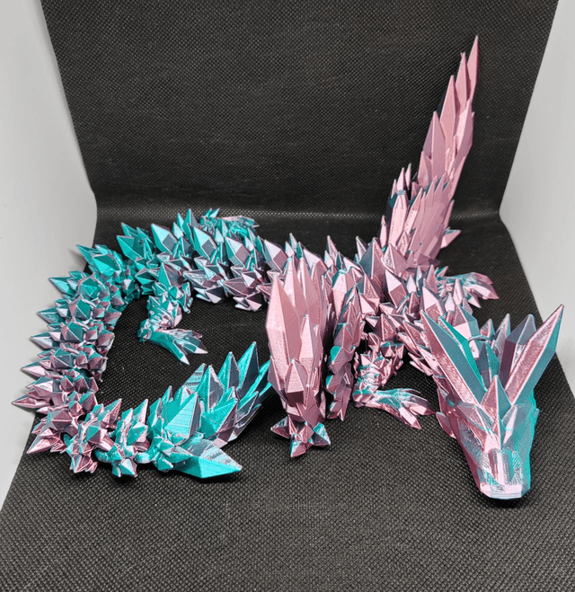 Dragon cristal avec des ailes 