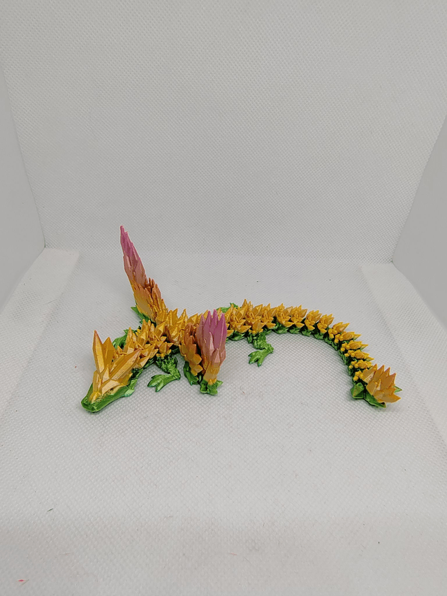 Bébé dragon cristal avec des ailes