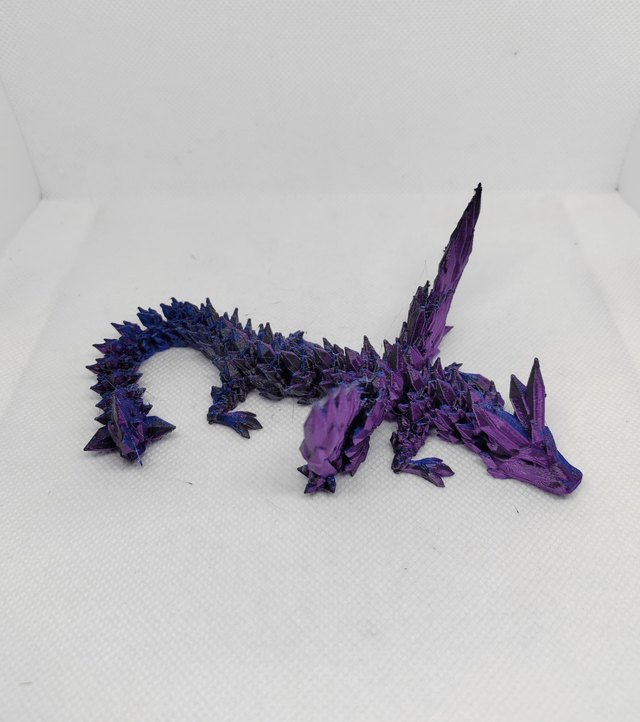 Bébé dragon cristal avec des ailes 
