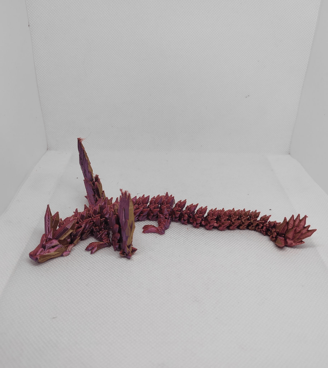 Bébé dragon cristal avec des ailes 
