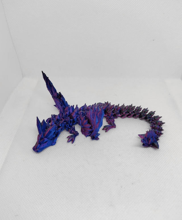 Bébé dragon cristal avec des ailes 