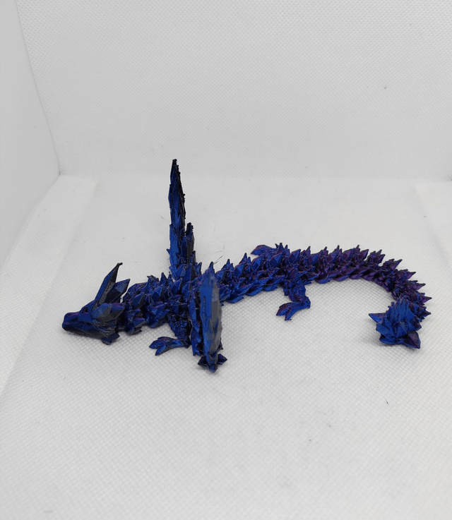 Bébé dragon cristal avec des ailes 