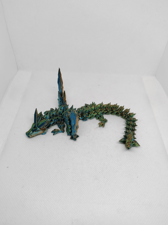 Bébé dragon cristal avec des ailes