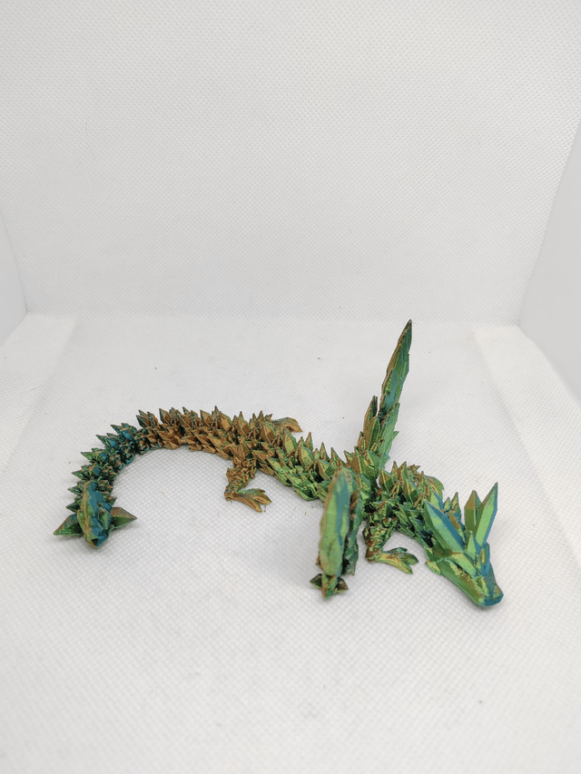 Bébé dragon cristal avec des ailes