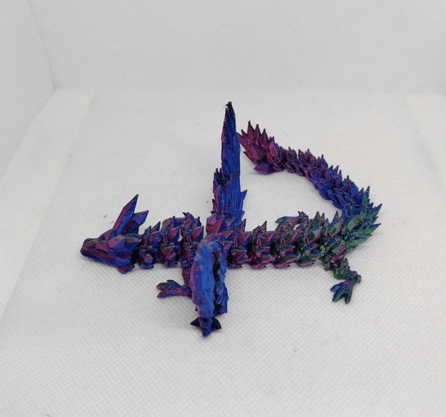 Bébé dragon cristal avec des ailes 