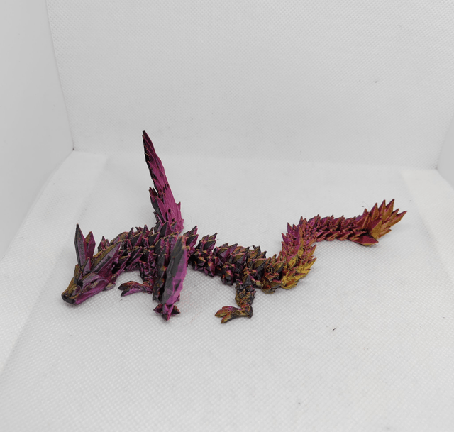 Bébé dragon cristal avec des ailes 