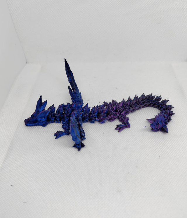 Bébé dragon cristal avec des ailes 