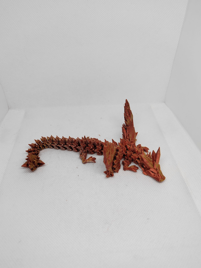 Bébé dragon cristal avec des ailes