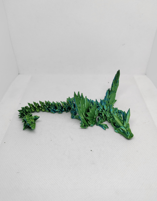 Bébé dragon cristal avec des ailes 