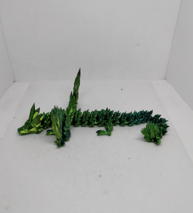 Bébé dragon cristal avec des ailes 