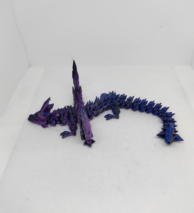 Bébé dragon cristal avec des ailes 