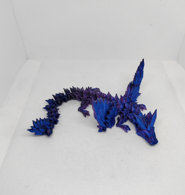 Bébé dragon cristal avec des ailes 
