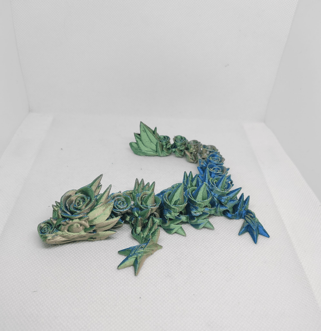 Bébé dragon roses 