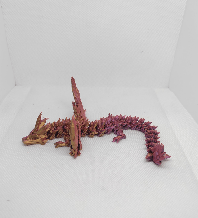 Bébé dragon cristal avec des ailes 