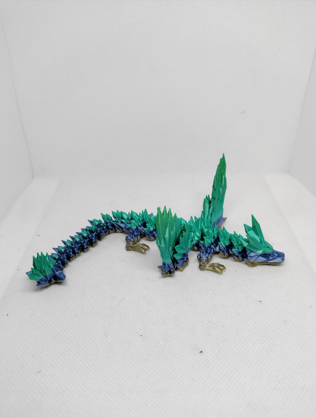 Bébé dragon cristal avec des ailes