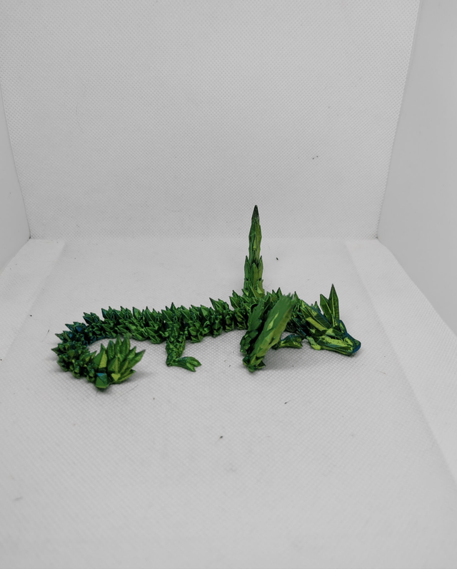 Bébé dragon cristal avec des ailes 