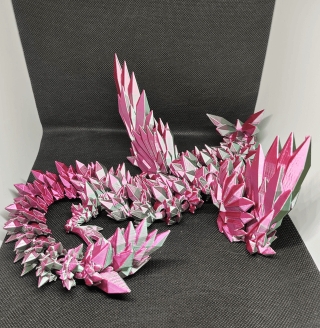 Dragon cristal avec des ailes  