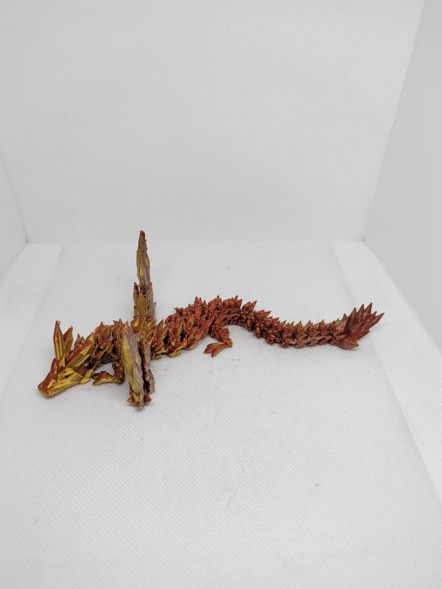Bébé dragon cristal avec des ailes