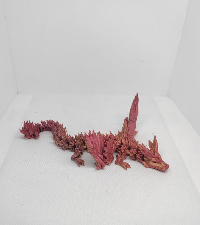 Bébé dragon cristal avec des ailes 