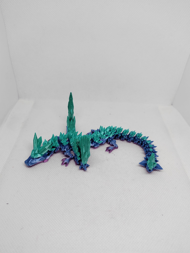Bébé dragon cristal avec des ailes