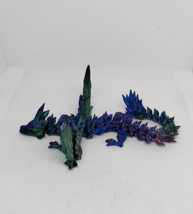 Bébé dragon cristal avec des ailes 