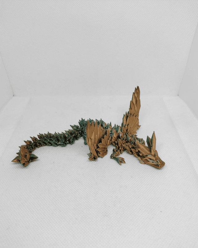Bébé dragon cristal avec des ailes