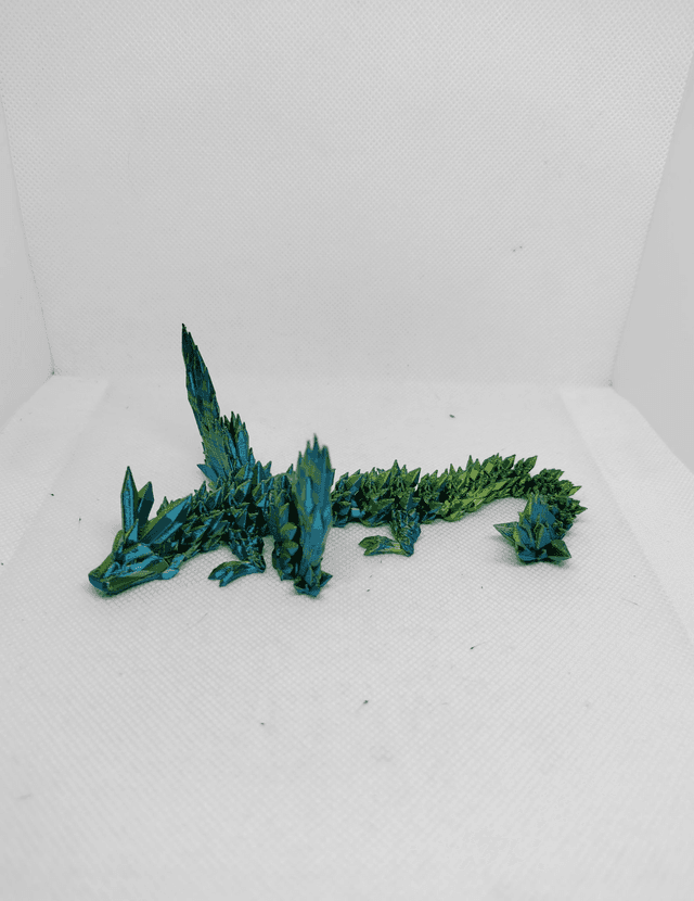 Bébé dragon cristal avec des ailes 