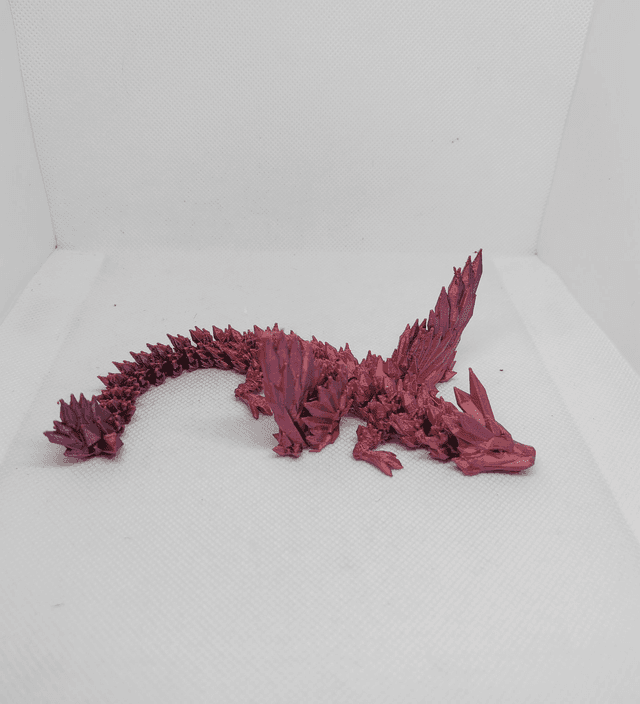 Bébé dragon cristal avec des ailes 
