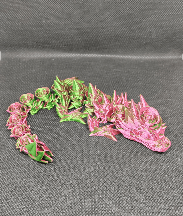 Bébé dragon roses