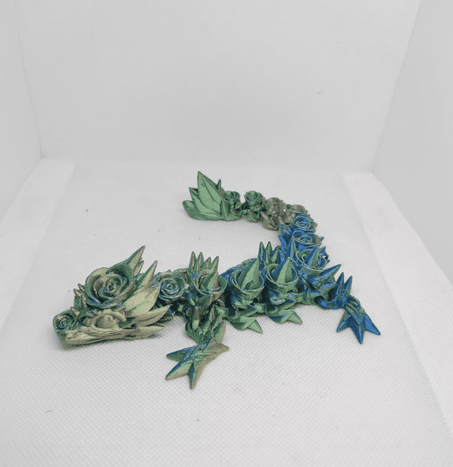 Bébé dragon roses 